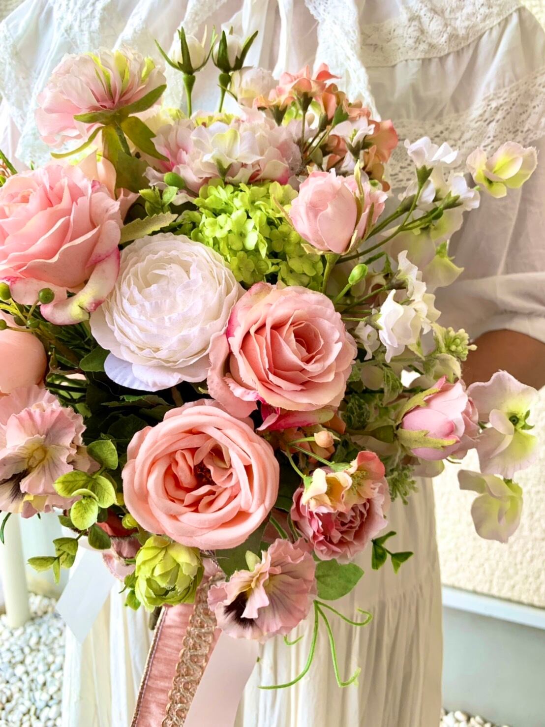 コーラルピンクの薔薇とグリーンのクラッチブーケ | PAY ID