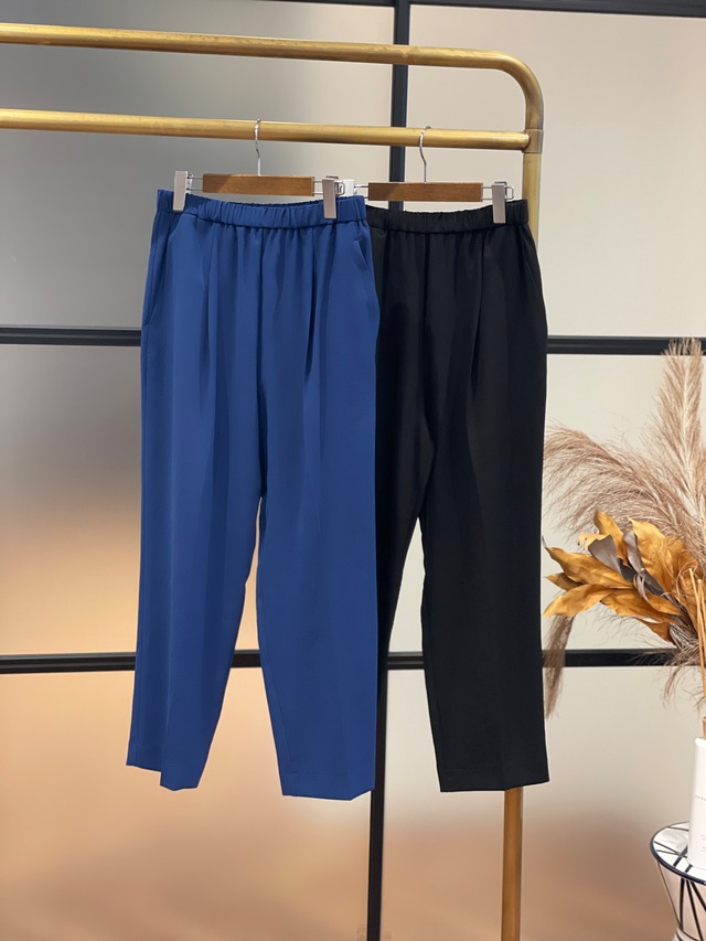 脚のラインを拾わない美シルエットが病みつき確定のテーパードパンツ