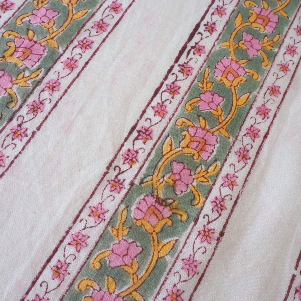 ブロックプリント生地【50cm単位】インド綿 ストライプ柄 白×カーキ×ピンク #35571-KH3