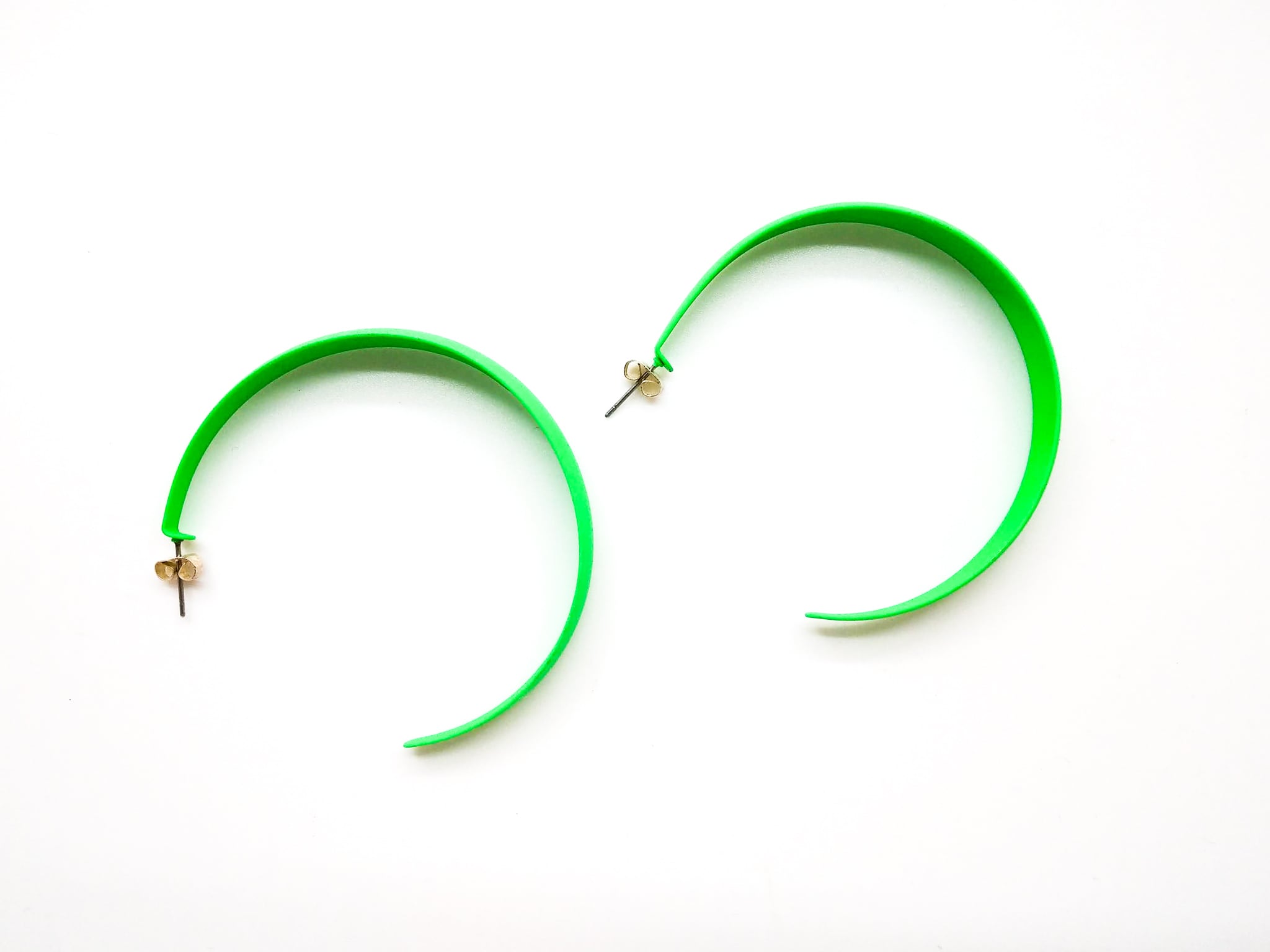 幅広フープピアス ネオングリーン ネオンカラー 蛍光 イベント ダンス 発表会 派手 カラフル 個性派 アクセサリー 明るい ハッピー 原宿系