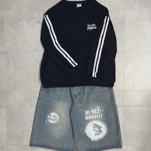 【無言のあいさつ。】「カッコかわいいですね」で繋がる袖ライン入りプリント スウェット/Sleeve Stripe Print Sweatshirt (Cool & Cute Statement Piece)