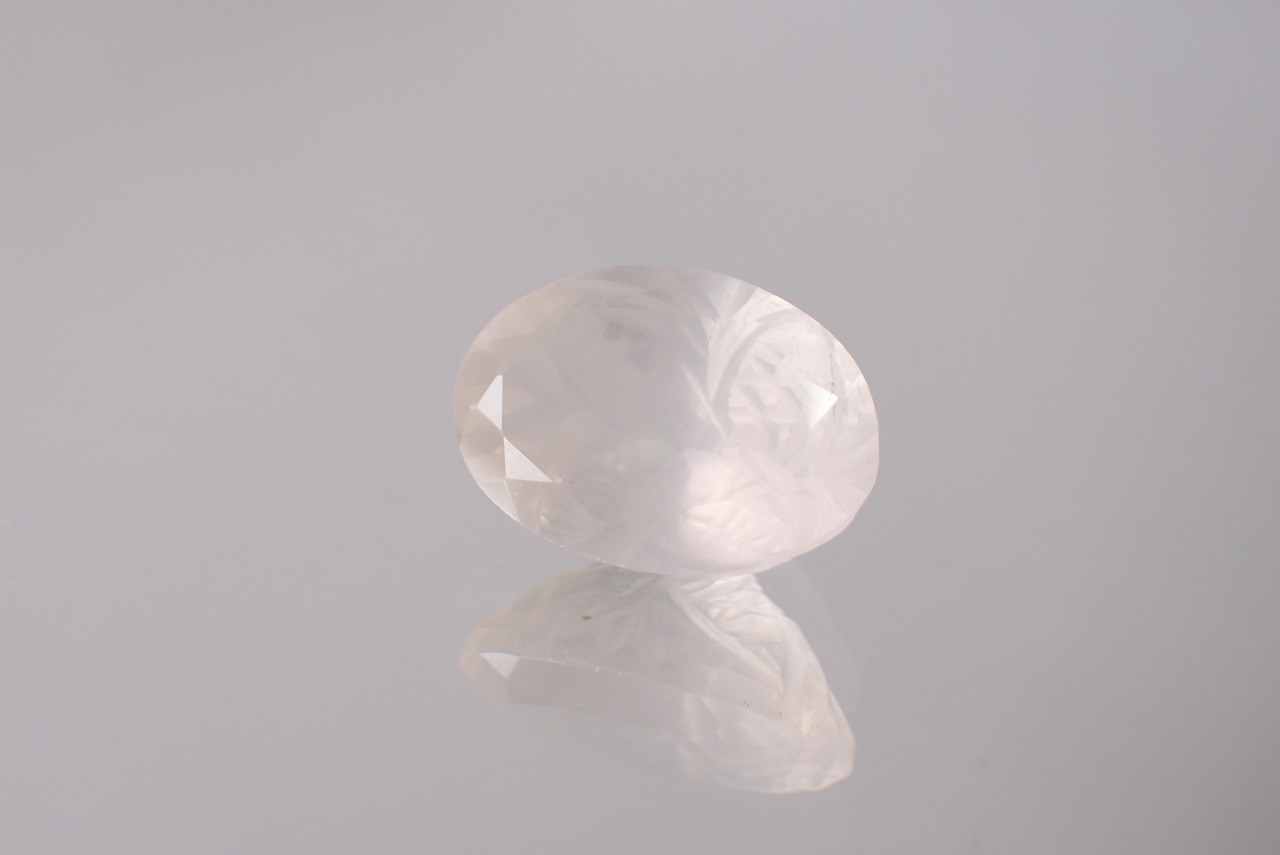 ローズクォーツ(裏彫り彫刻カット)　5.49ct　[C7‐668]