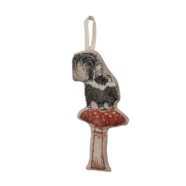 CORAL&TUSK「Skunk with Mushroom Ornament」 キノコとスカンク オーナメント  (コーラル・アンド・タスク)