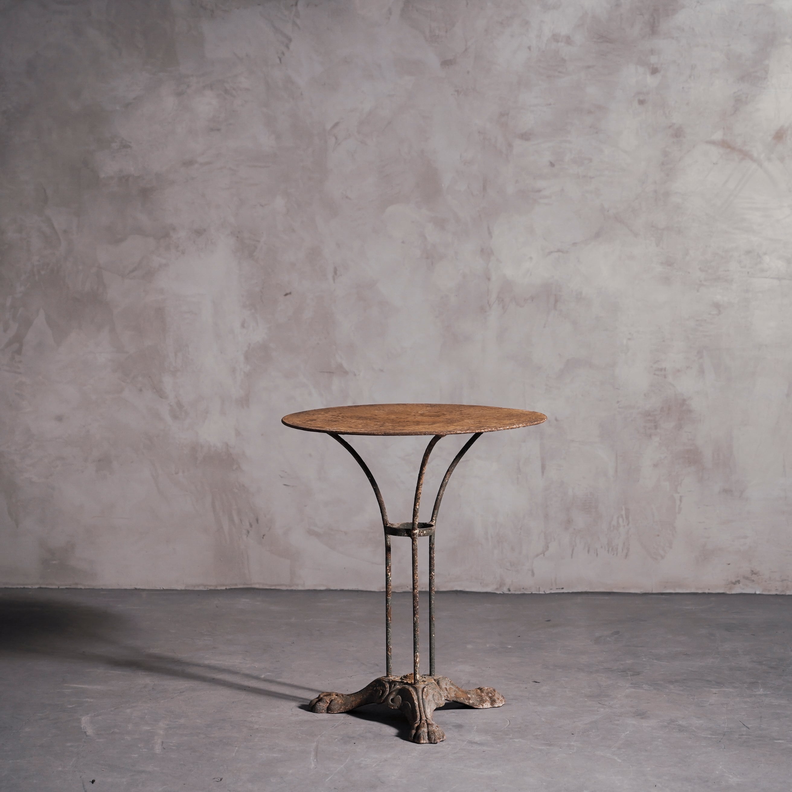 テーブル/アイアンラウンドテーブル/アンティーク/フレンチシャビー/ガーデンテーブル/ディスプレイ/ガーデニング