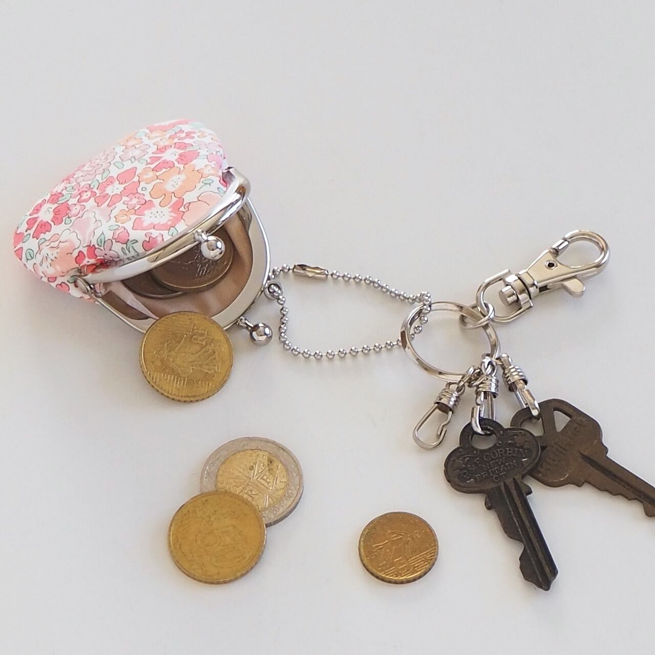 リバティ ハンドメイド がま口キーホルダー □リバティープリントのミニがま口キーホルダー / エリザベス