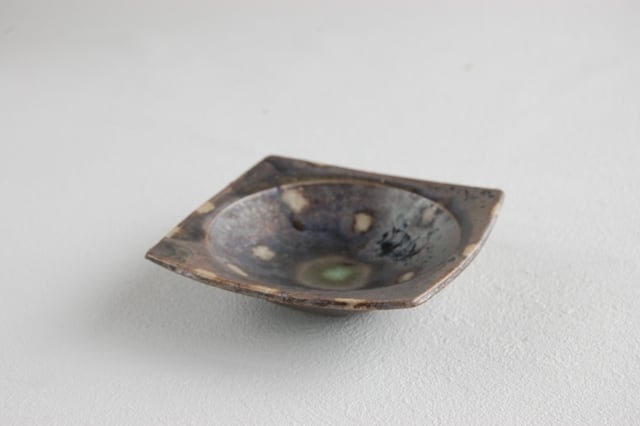 y-1038 鉄黒釉四角小皿(小)