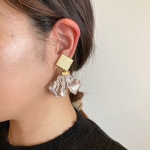 菱形真鍮とフリルリボンの〈ピアス/イヤリング〉