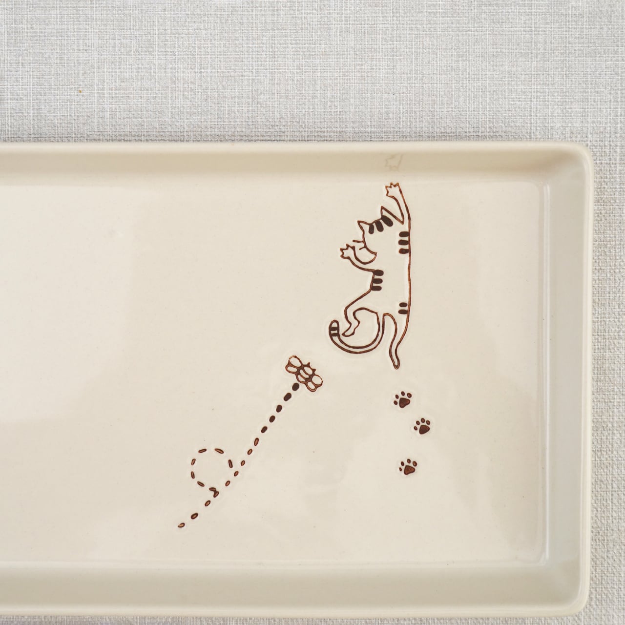 ぶらさがり猫 長角皿（クロ・ミケ・トラ） | 菊祥陶器／工房祥sho