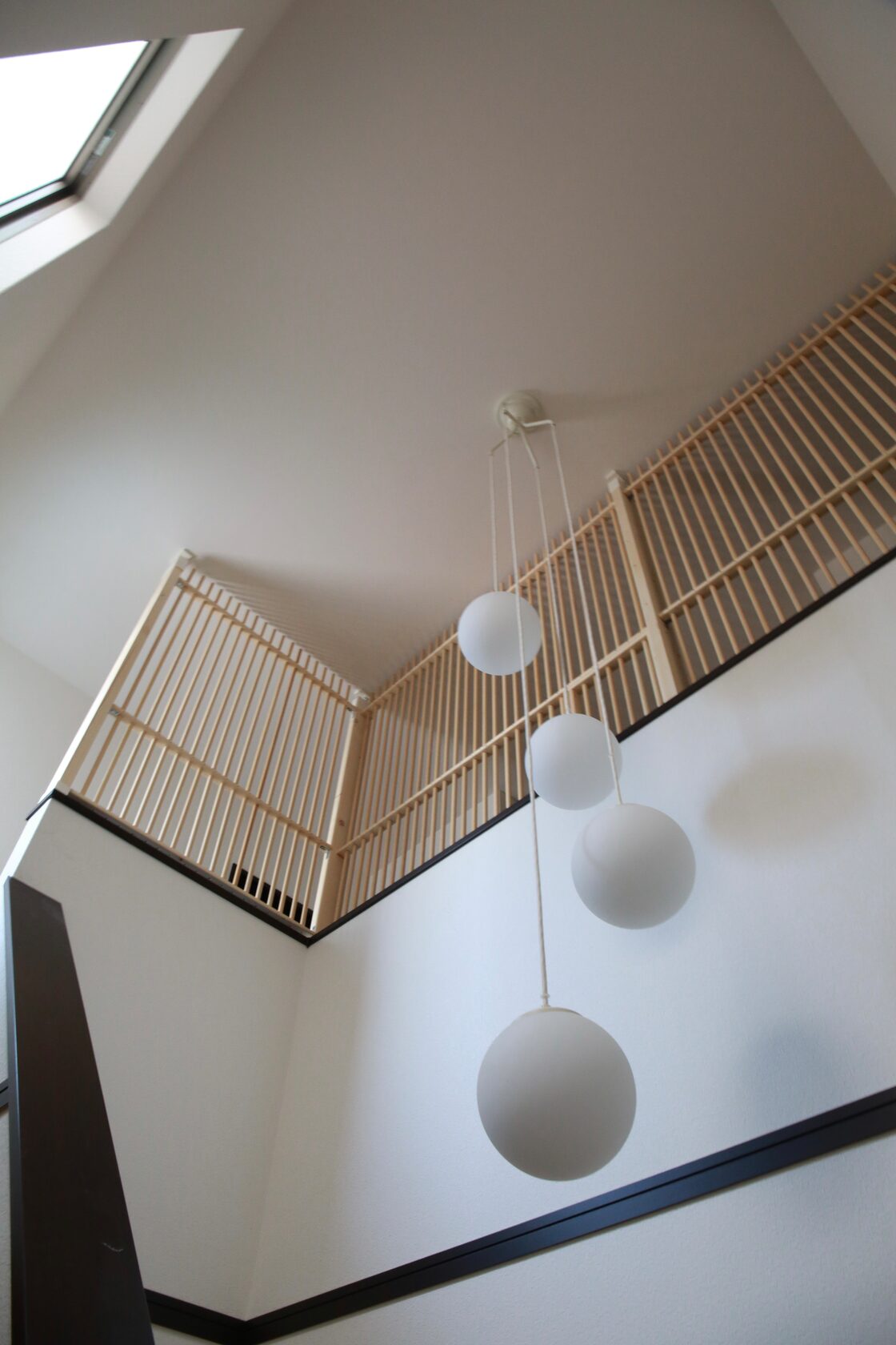 にゃんこフェンス 階段からの猫の転落防止柵 【腰壁〜天井 L型タイプ】 安全性とデザインを両立した木製のオーダーメイド柵 | Pay ID