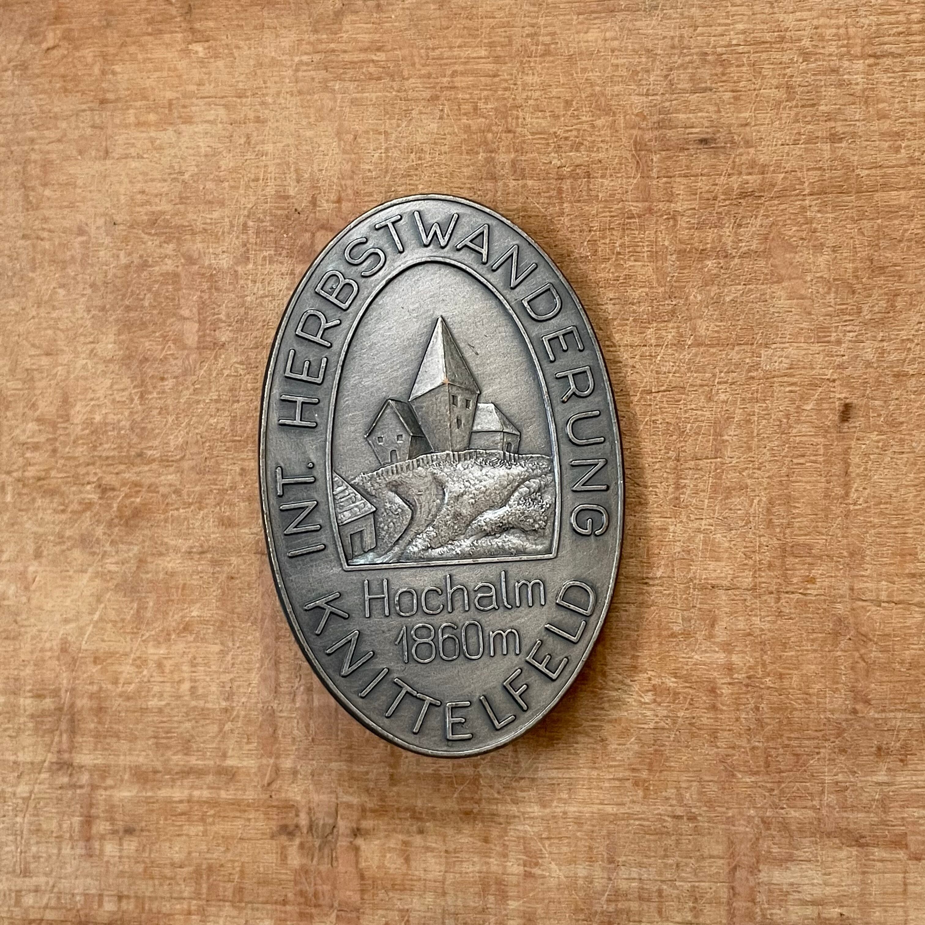 山の記念ブローチ