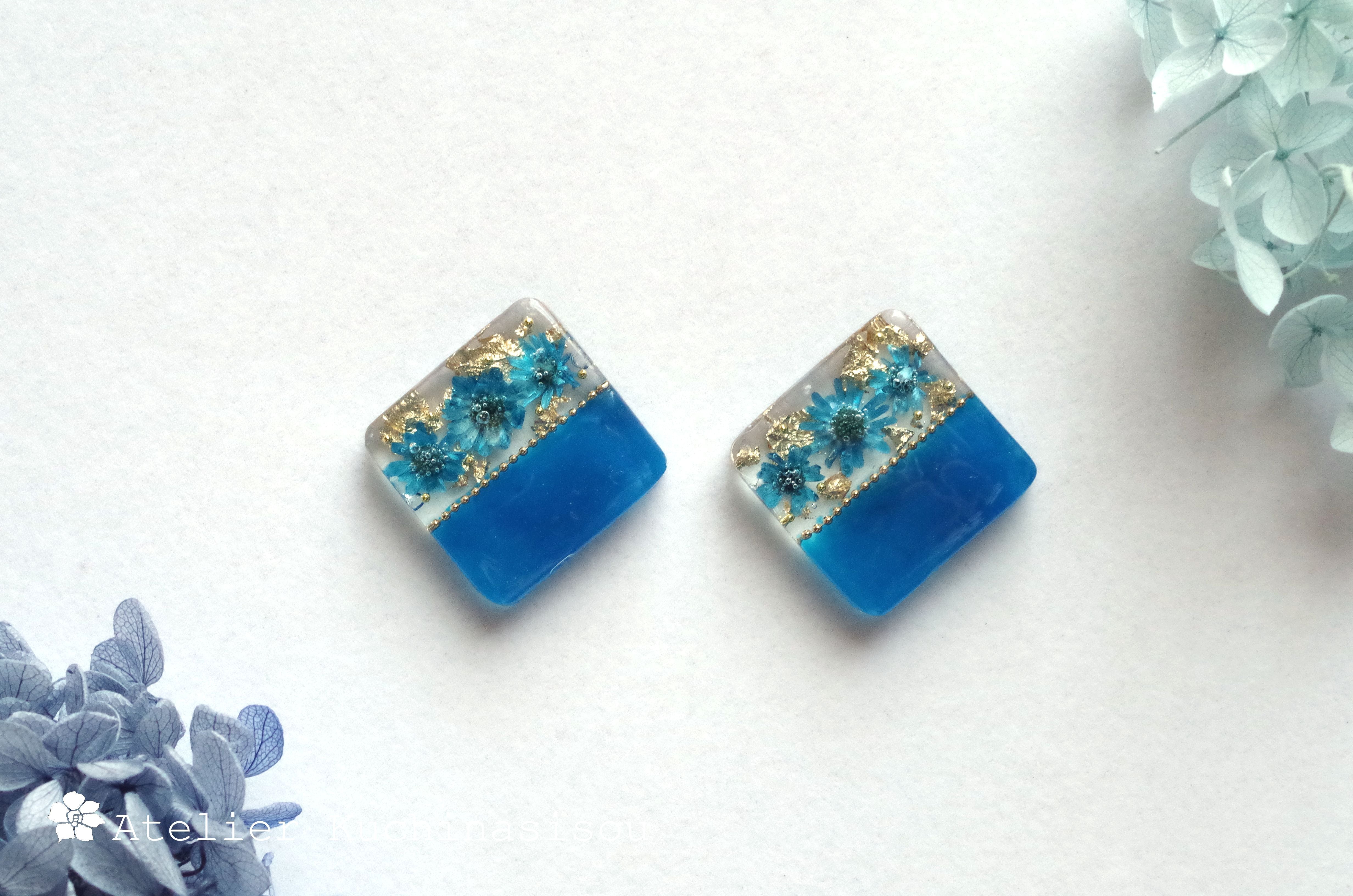 レジンアート バイカラーのお花のピアス〈ディープブルー〉（ゴールド