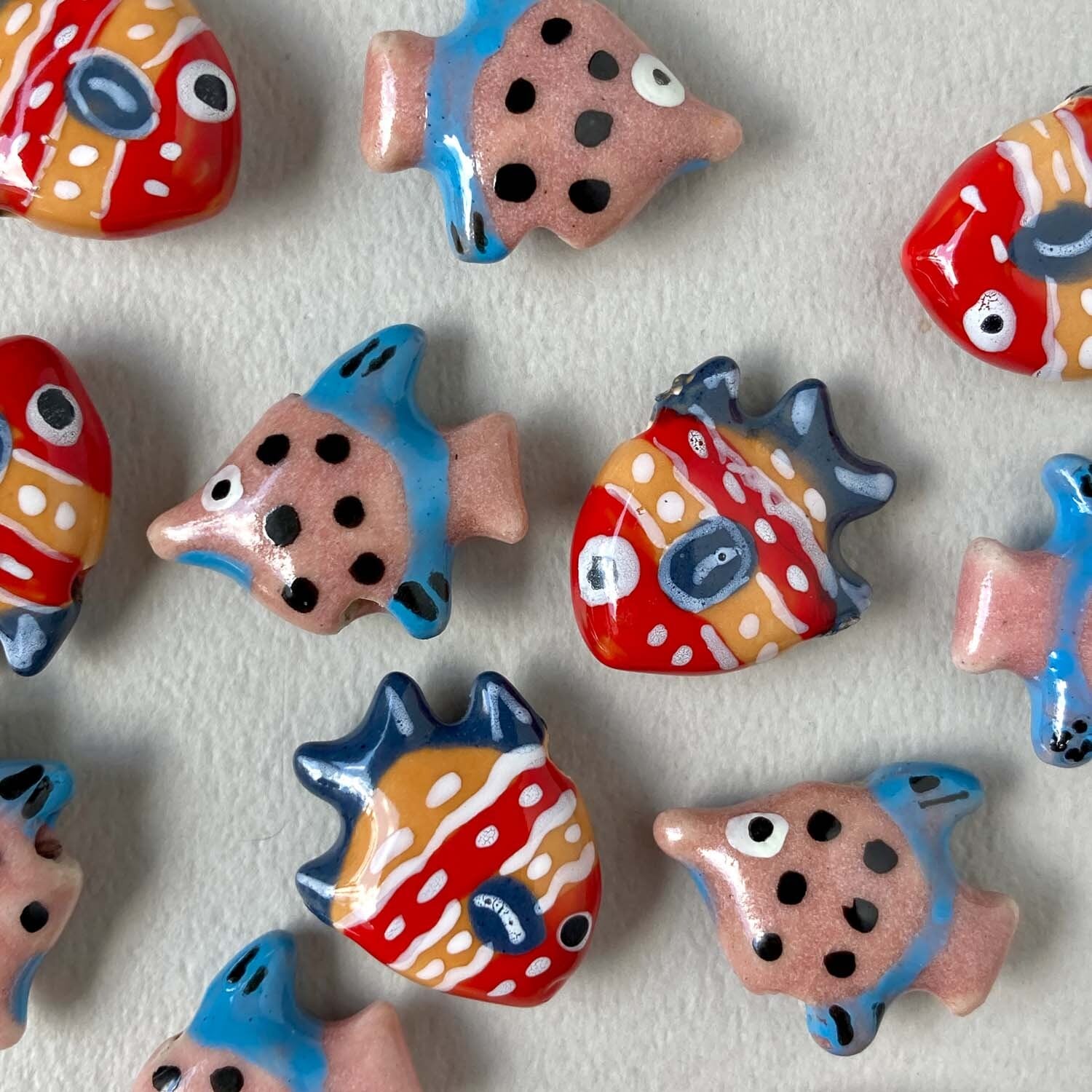 カラフル熱帯魚の陶器ビーズ(21mm)
