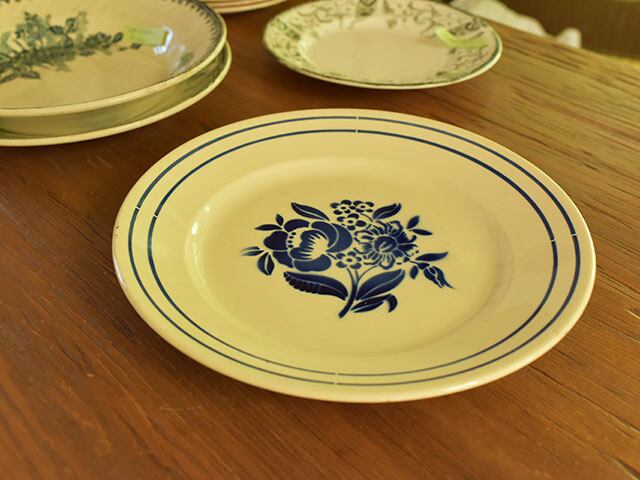 ブルーの花柄が素敵なサルグミンヌ製大皿プレート フレンチアンティーク