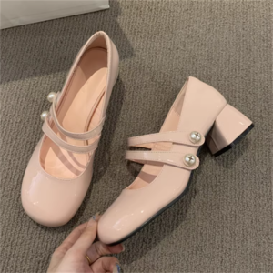 【送料無料】 シューズ 靴 パンプス 4色 ローヒール チャンキーヒール 丸トゥ ラウンドトゥ PU 光沢 レトロ エレガント 可愛い 大人可愛い きれいめ シンプル カジュアル シック コンサバ 華やか 大人 上品 おしゃれ お洒落 こなれ感 高見え 高級感 フェミン 無地 春 秋 10代 20代 30代 40代 レディース 女性 デート お出かけ 女子会 お呼ばれ 休日 お茶会 授業参観 結婚式 二次会 パーティ 演奏会 デイリーユース オルチャン 韓国系 ファッション スタッズ ネジ バックル