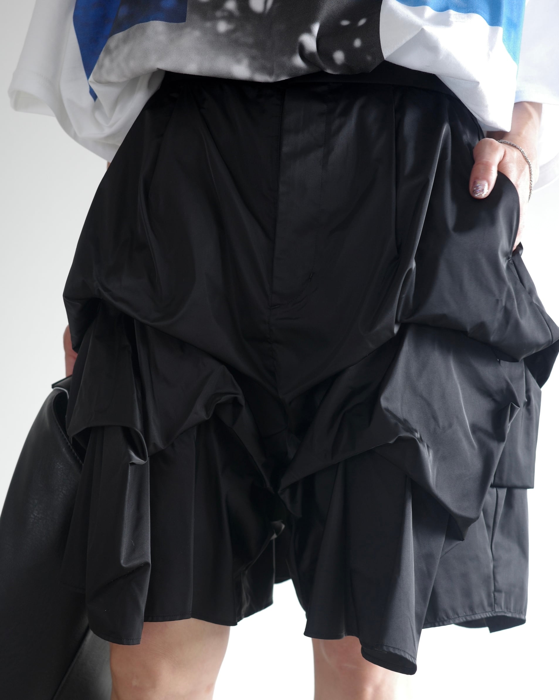 ENFOLD / DISTORTED SHAPE SHORT-PANTS | LA VILLA ROUGE