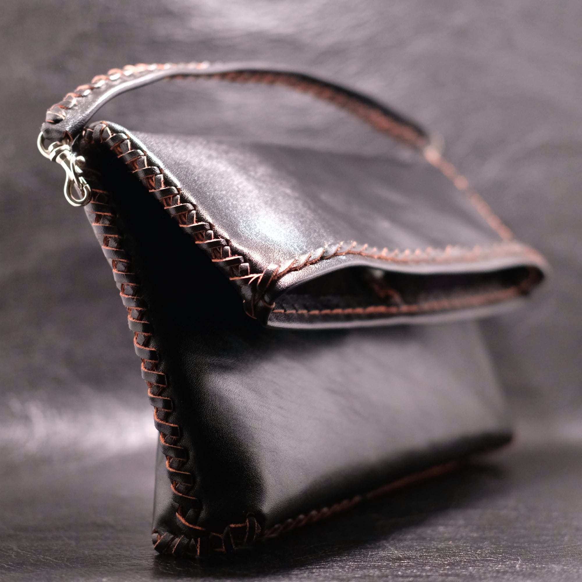 レザーの断面が美しい茶芯ブラック・クラッチバッグ【Brown Core Black