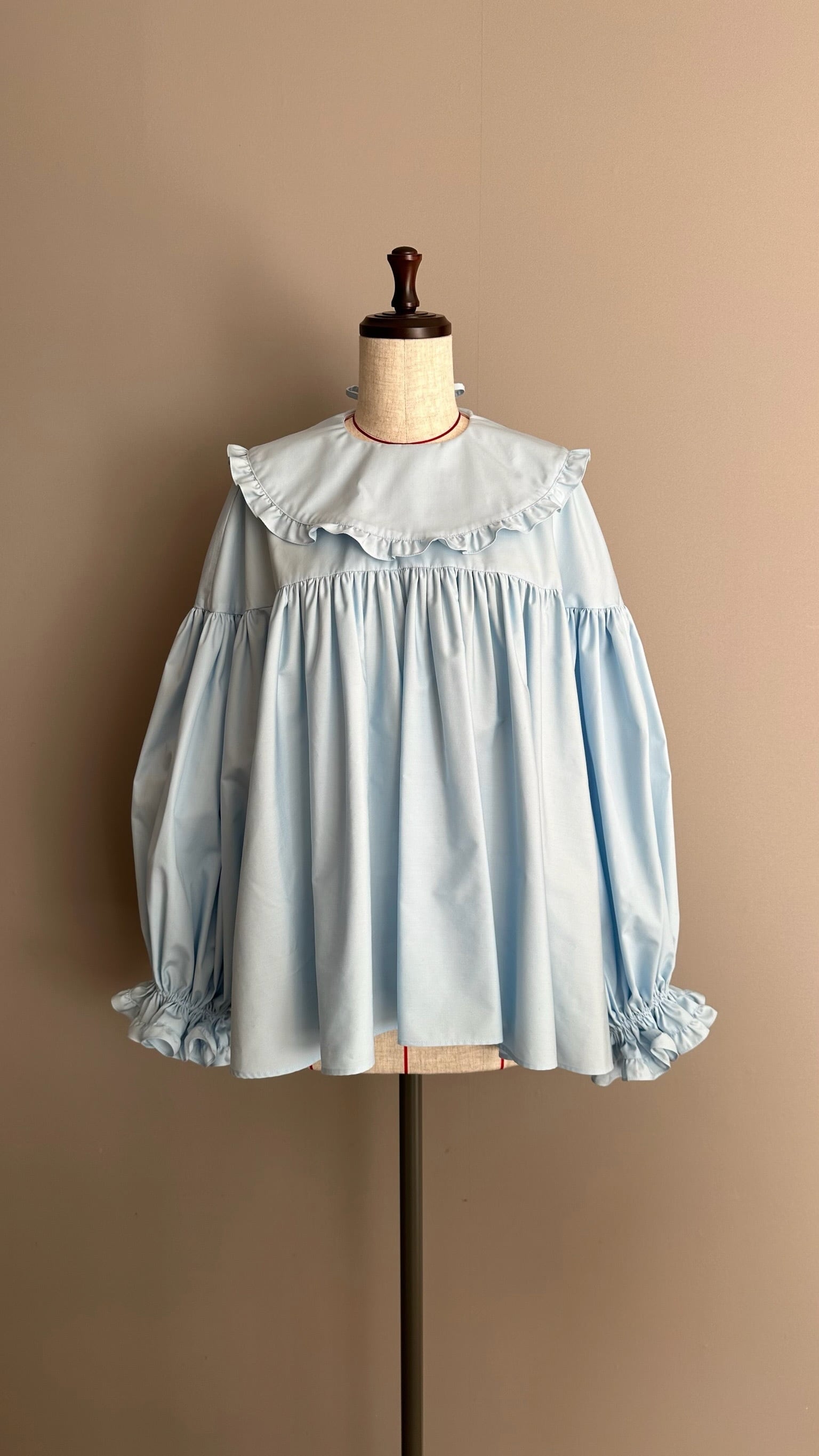 再販・新色】フリルカラーブラウス_サックス | YOIHI 