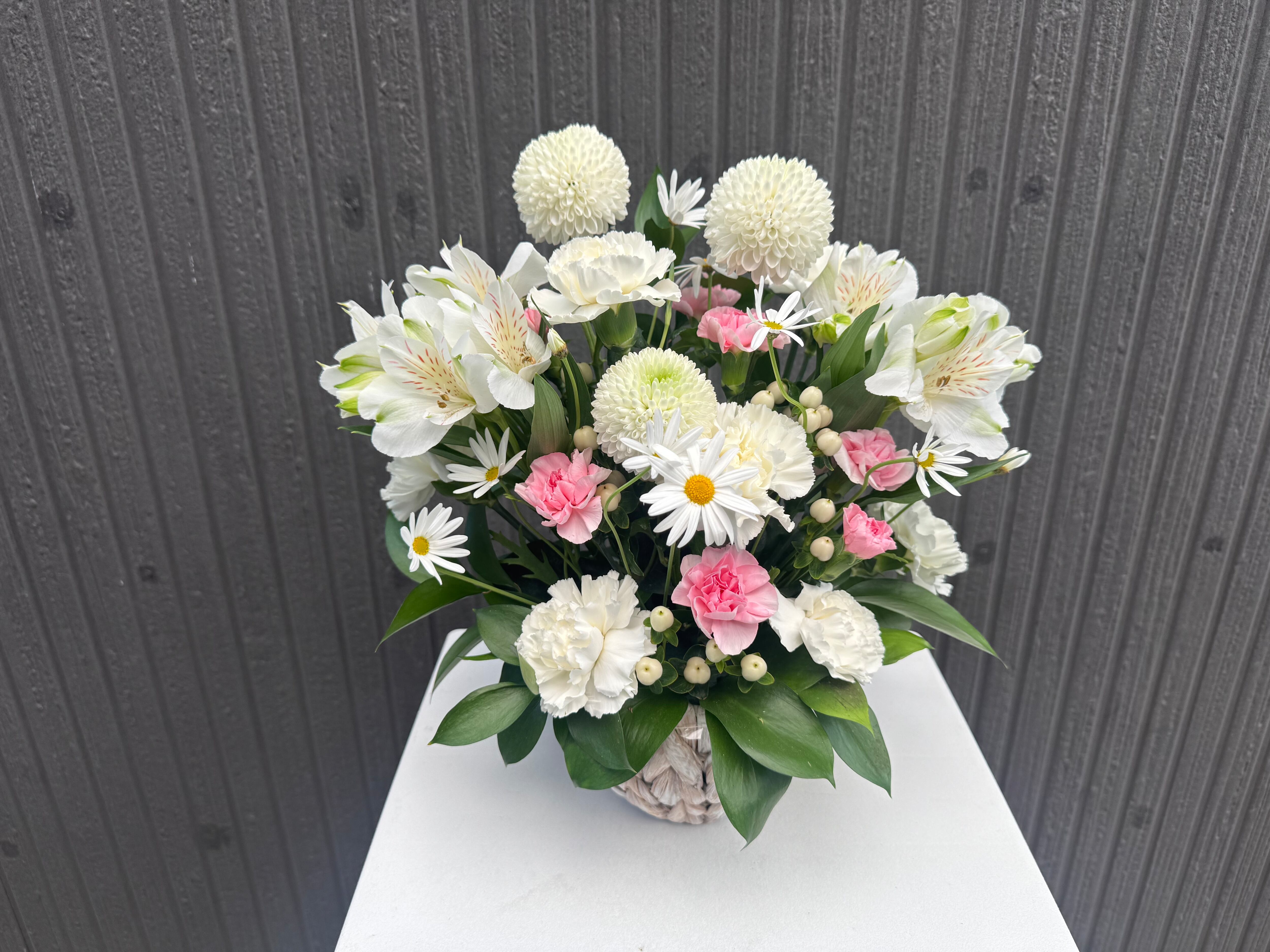 【地方発送・市内配達用】やさしさに包まれる、清楚で上品なアレンジメント