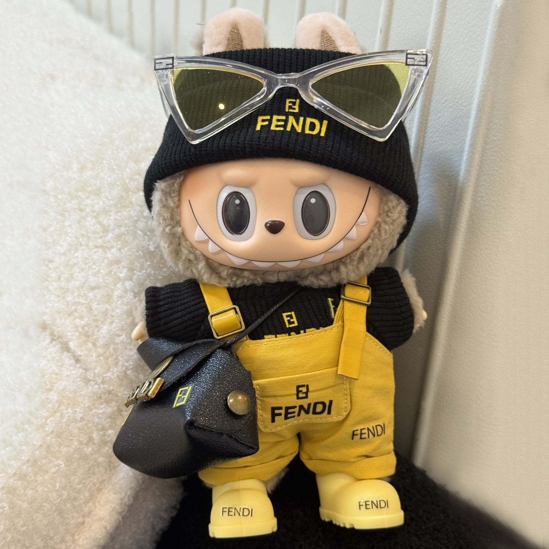 ぱっと目を引くバイカラー!the monsters 17cmラブブ専用 サロペットスーツ バッグ付き おしゃれかわいい ぬいぐるみ用 フルコーデ