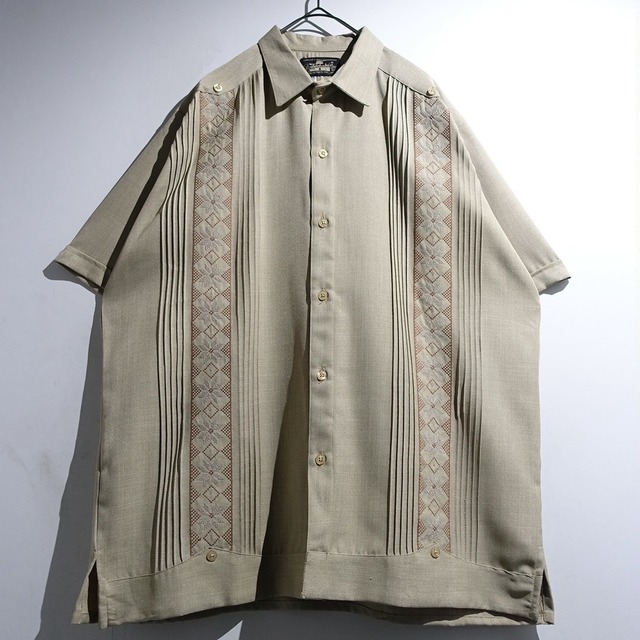 90s Begie Geometric Embroidery & Pleated Design Cuba Shirt