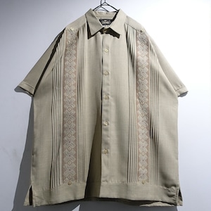 90s Begie Geometric Embroidery & Pleated Design Cuba Shirt