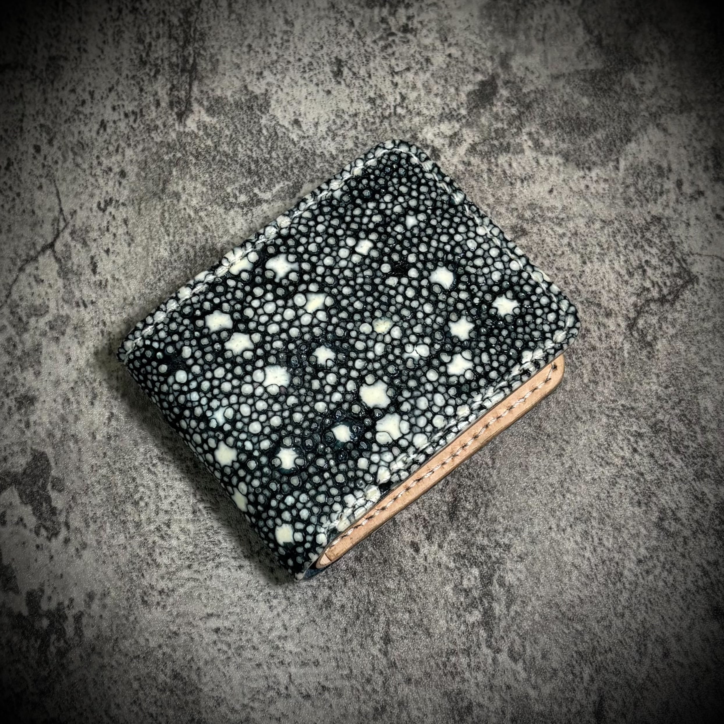 【使用頻度小】スタースティングレイ 梅花皮 ケース ガルーシャ スタースティングレイ 二つ折り 財布 総手縫い 梅花皮 折財布