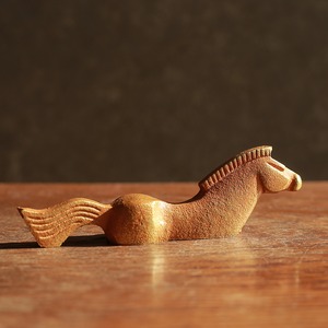 ずっしりと存在感のある、馬のペーパーウェイト