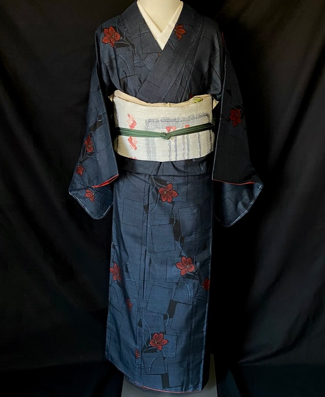 色紙に赤い花模様の大島紬〉SALE 黒に近い濃紺 仕付け付き未使用品 