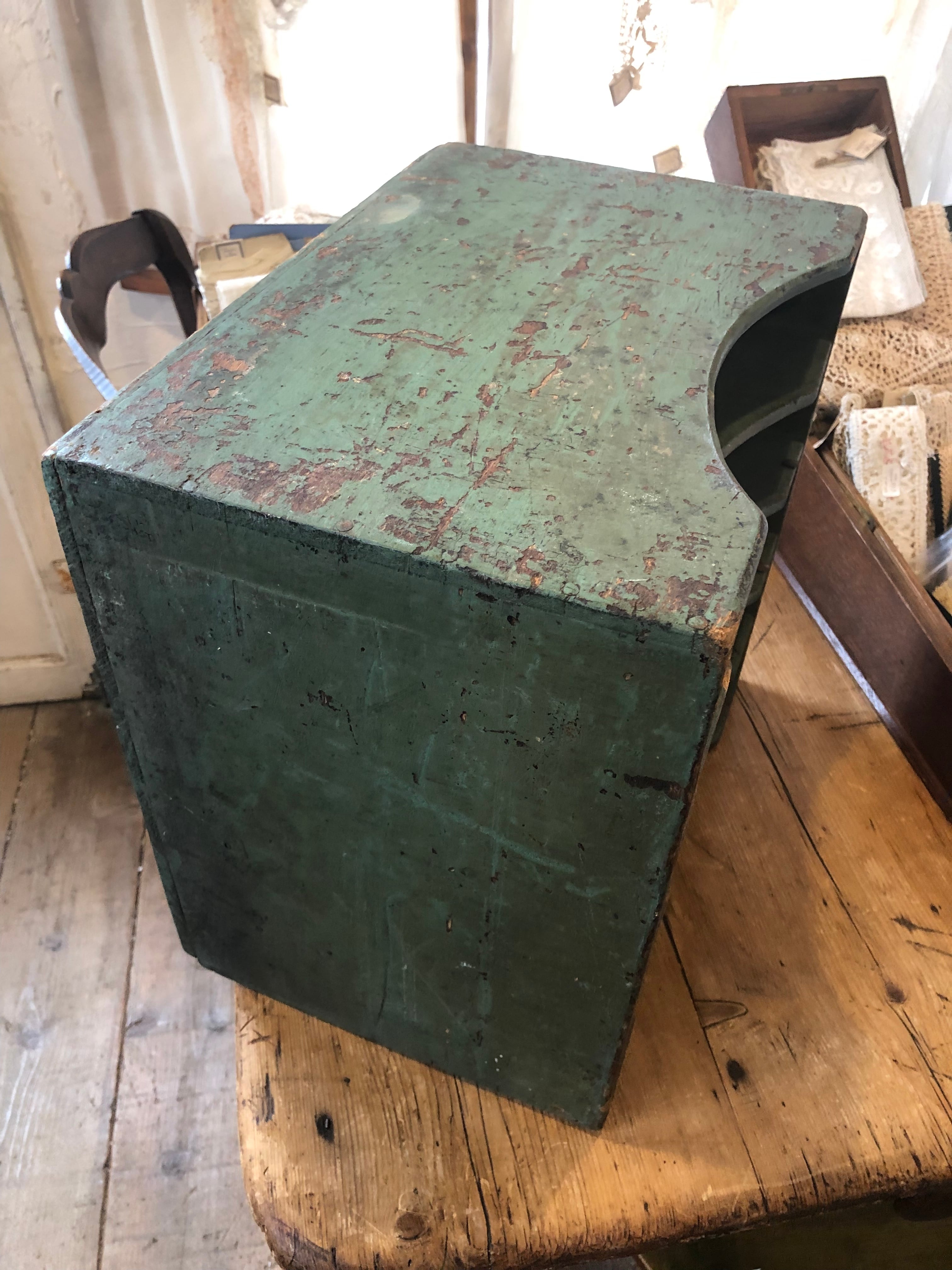 フランスブロカント グリーンの木製仕分け棚 書類棚 | Brocante de La