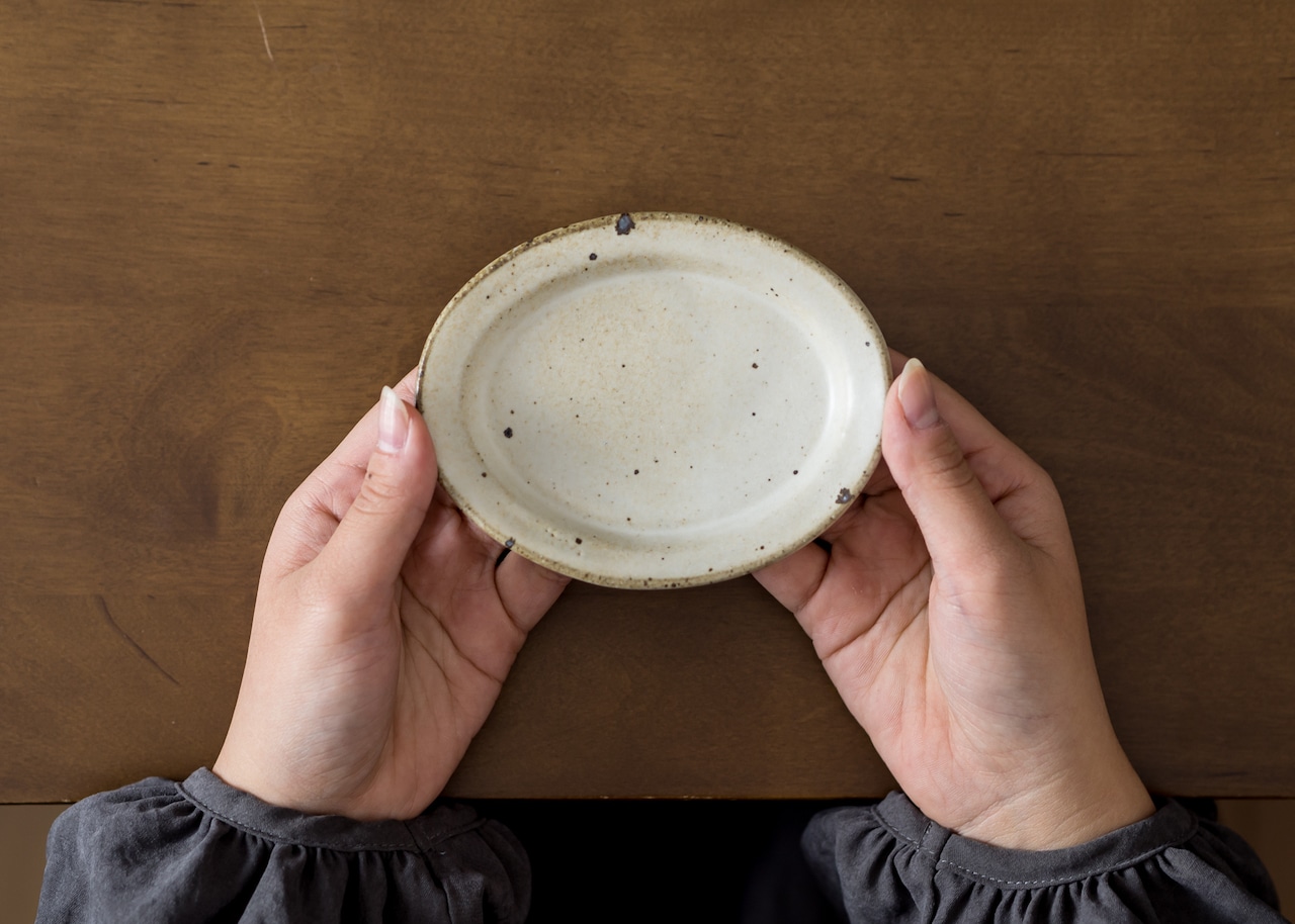 粉引き オーバル豆皿 （小皿・豆皿・取り皿・醤油皿）／くるり窯