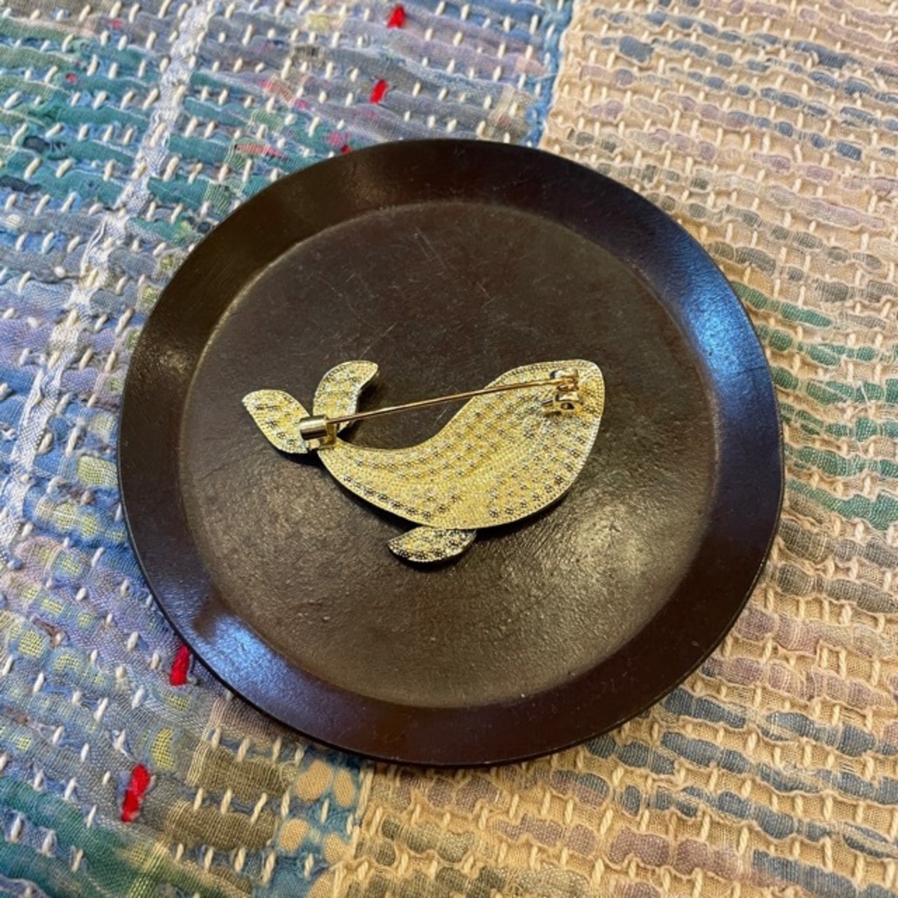 TOPANGA Jewelry Bijou art brooch Whale (Large) / ビジューアートブローチ クジラ 大 プレゼント プチギフト ジャケット 帽子 バッグ ニット キラキラ アクセサリー かわいい ファッション小物