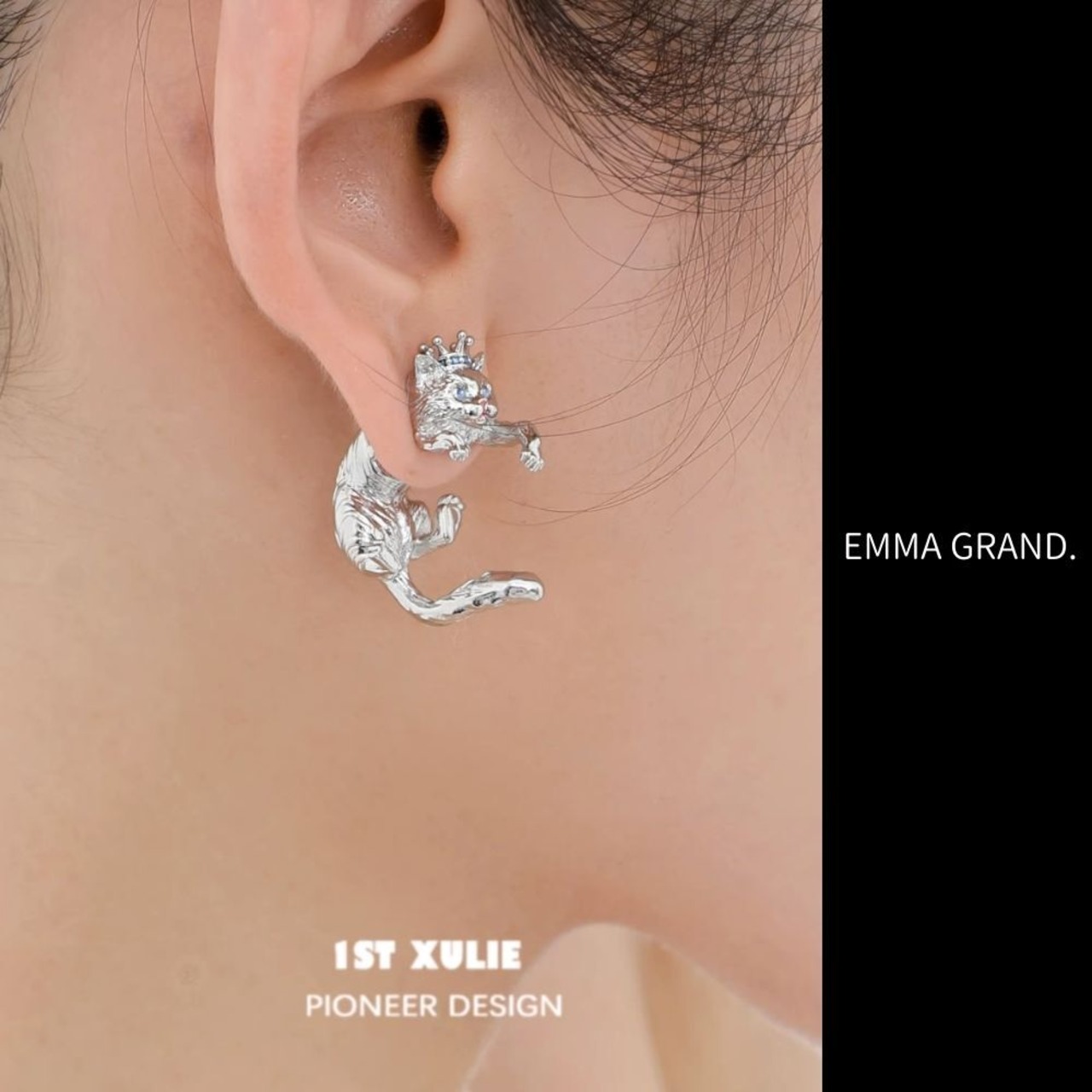 王冠を戴く小さな猫のピアス　00632