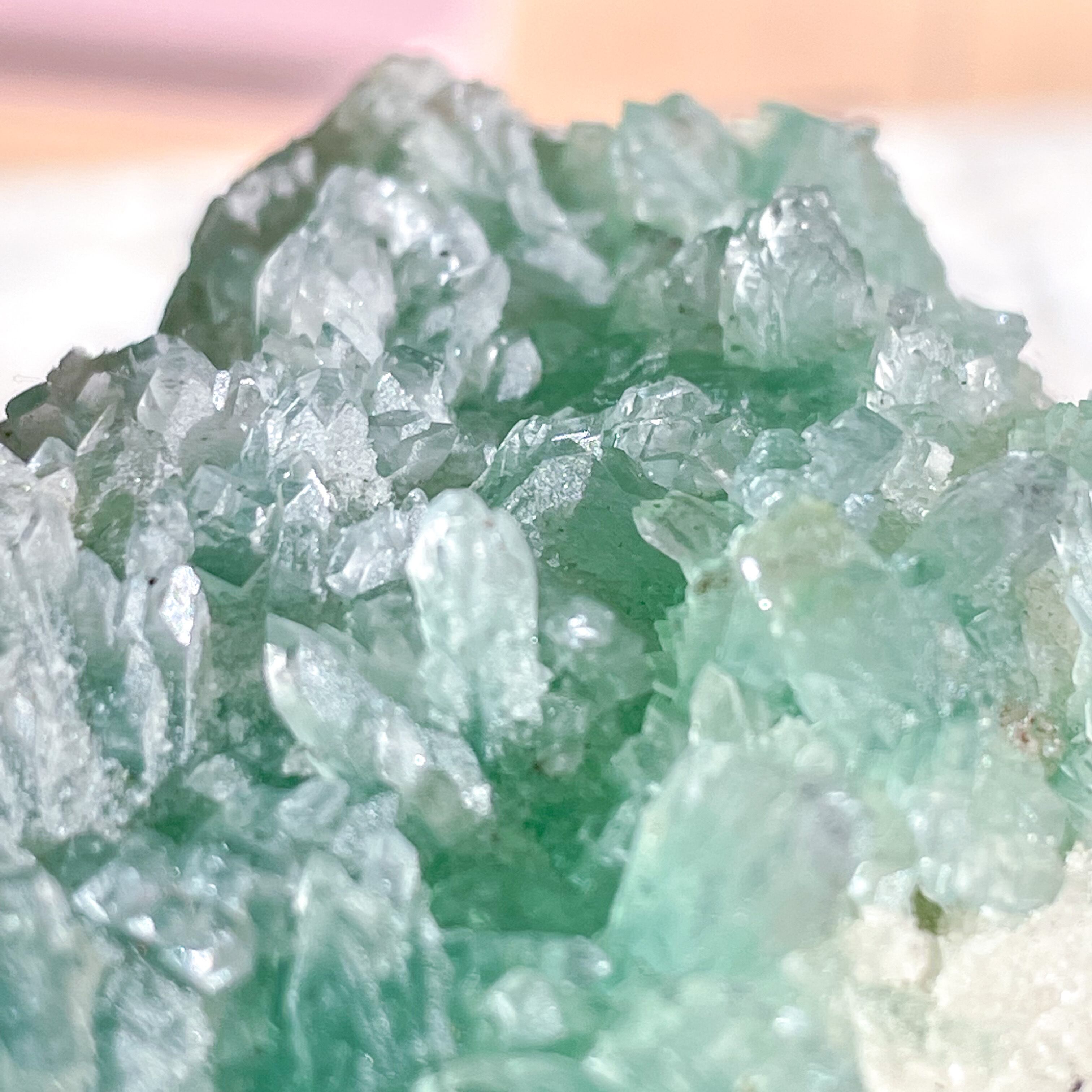 希少性グリーン多数！！超お買い得！アポフィライト グリーンアポフィライト(AAA)原石台付(インド産)16.2g ngem-0028 | nomka