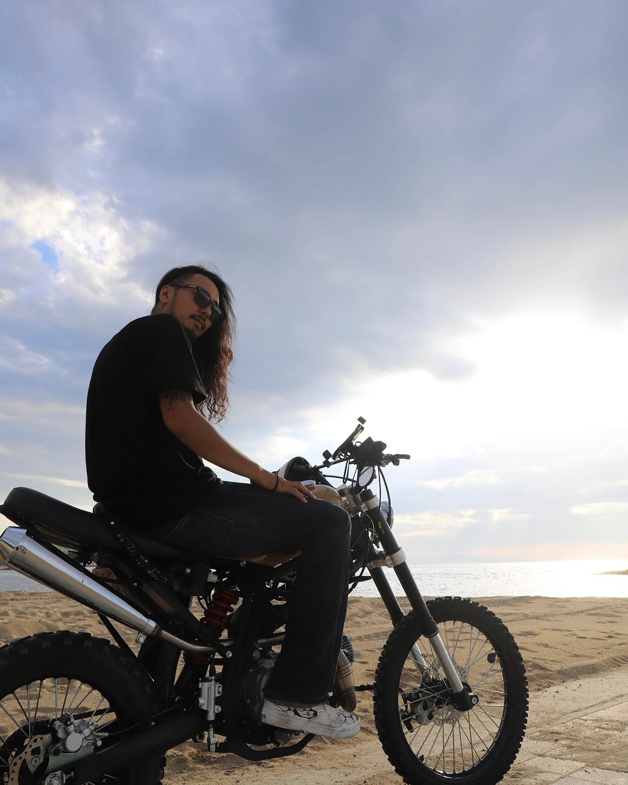 RAISE MIDDLE FINGER - 刺繍Tee (Mサイズ)