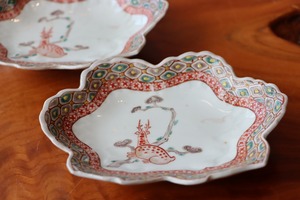 変形皿 伊万里焼 色絵 鹿松文