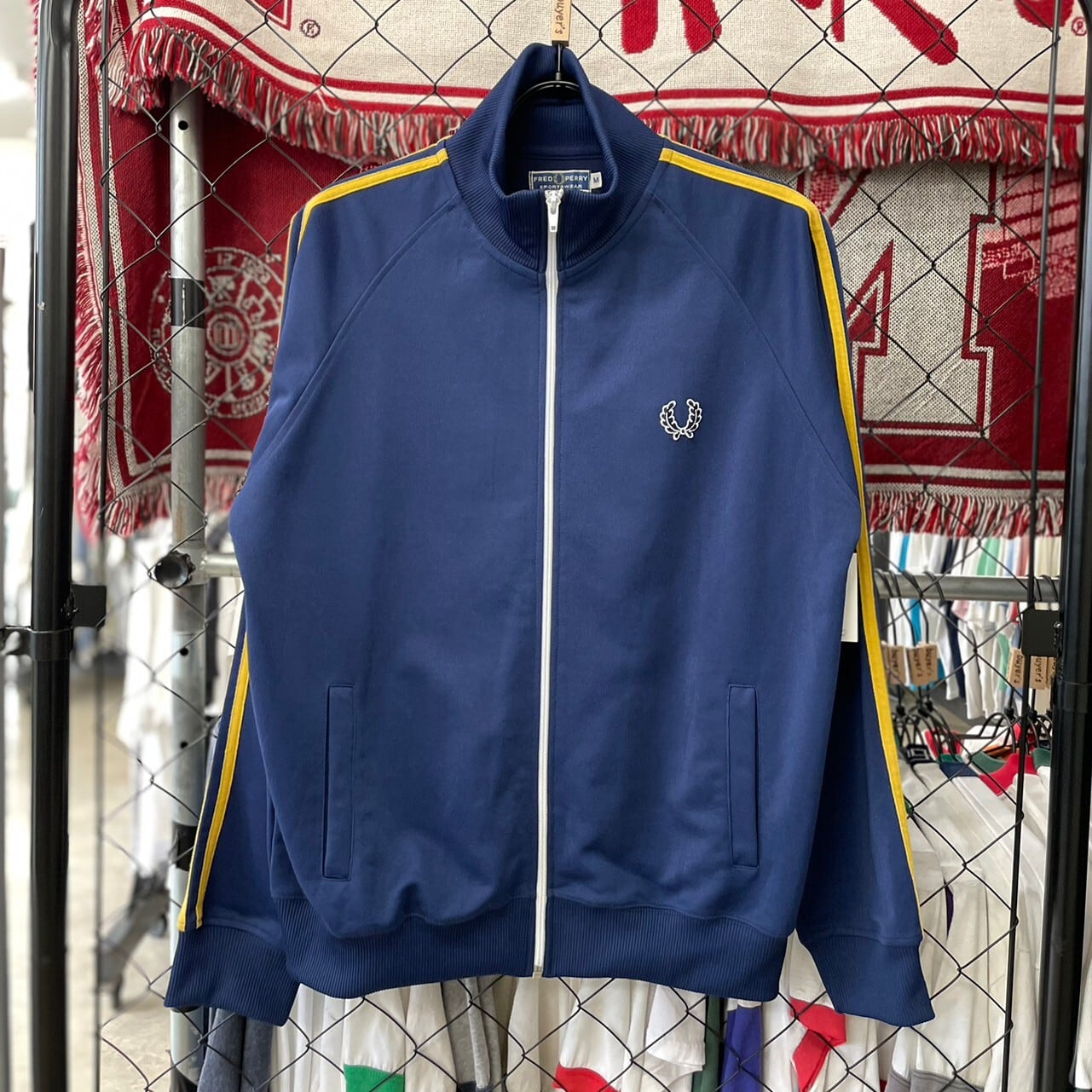 FRED PERRY　ワンポイント刺繍　サイドライン　トラックジャケット