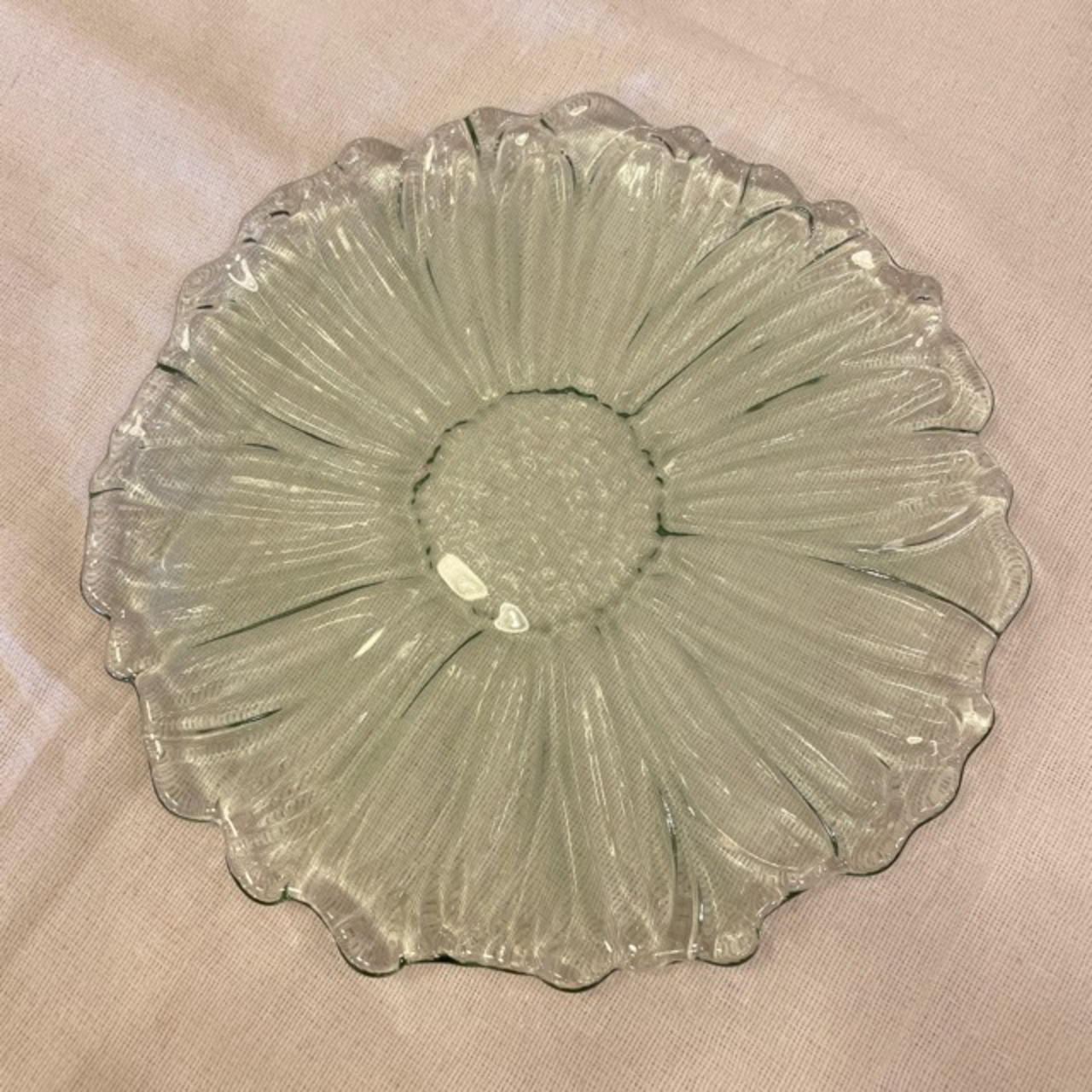 FLOWER EMBOSSED PLATE M 2color GREEN BEIGE / フラワーエンボスプレートM 全2色 グリーン ベージュ ガラス 透明感 クリアカラー 花 皿 キッチン雑貨 食卓 かわいい ギフト プレゼント