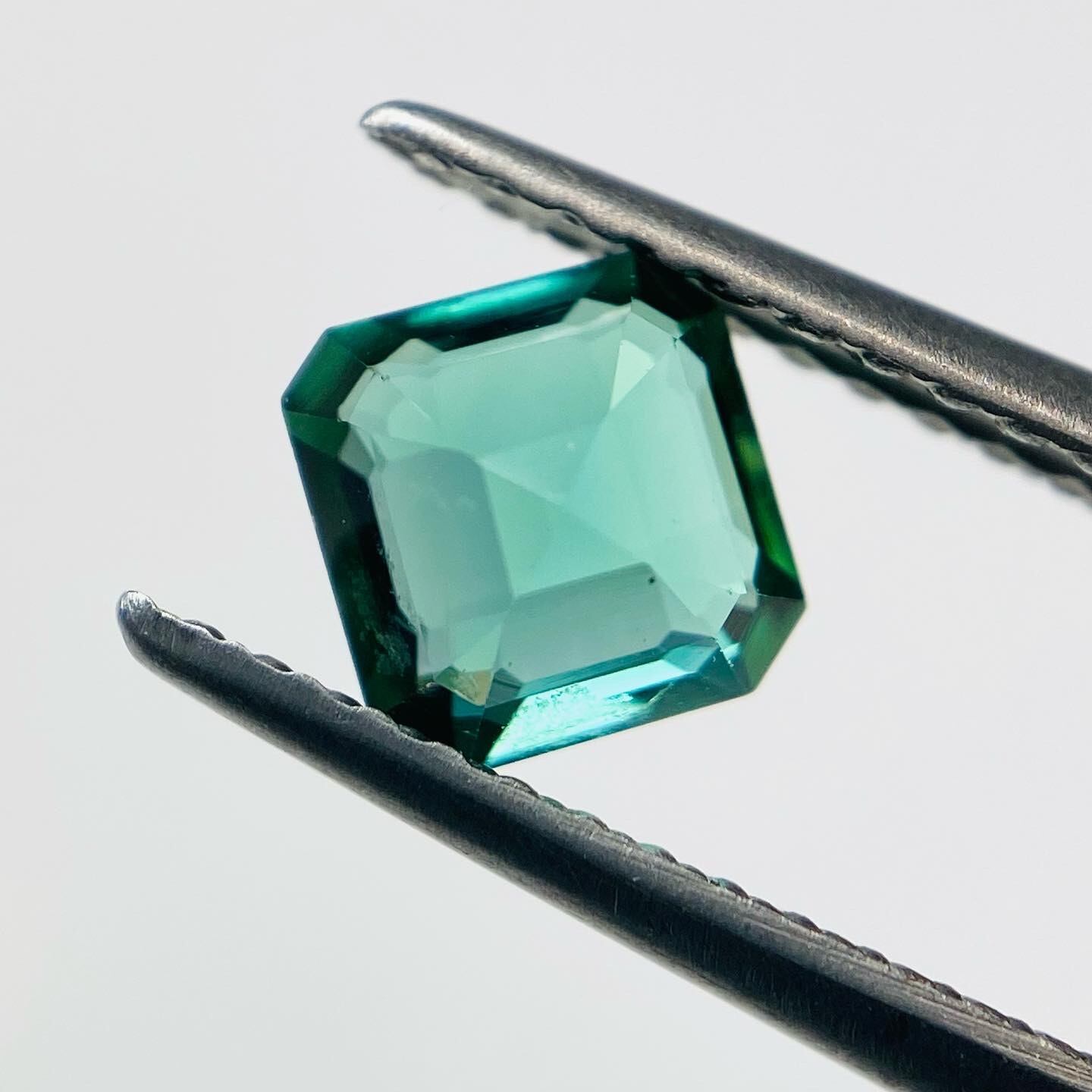 深くて不安定なエメラルドカラー トルマリン1