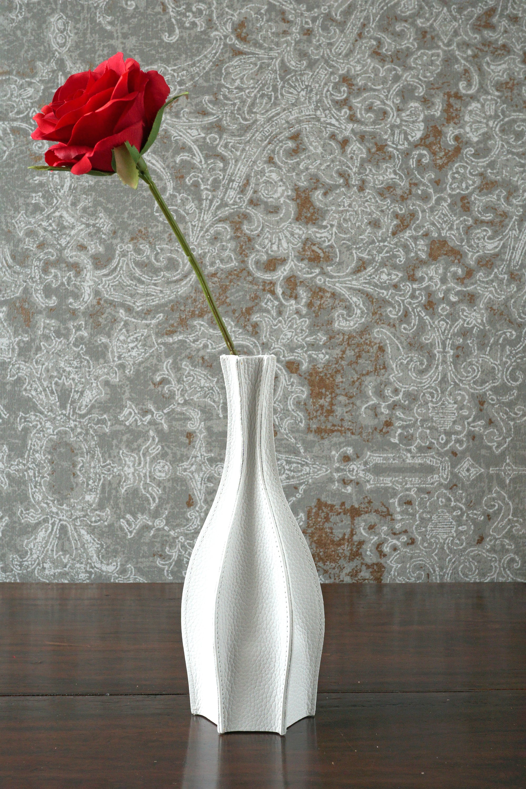 本革製フラワーベース／くびれ型（小）、ガラスベース付属