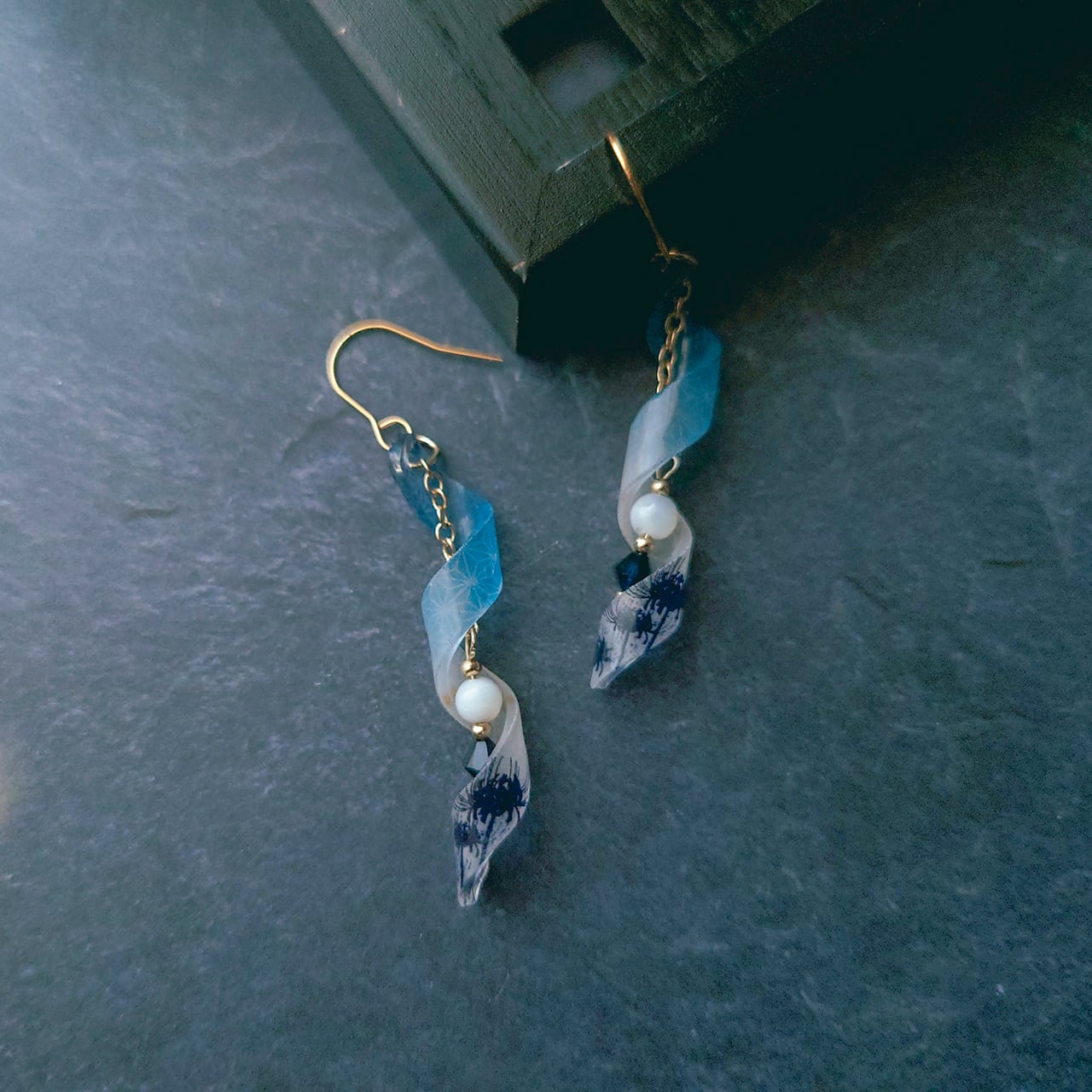 水流-つる- 彼岸花（青）のイヤリング・ピアス | をりをり-woriwori-