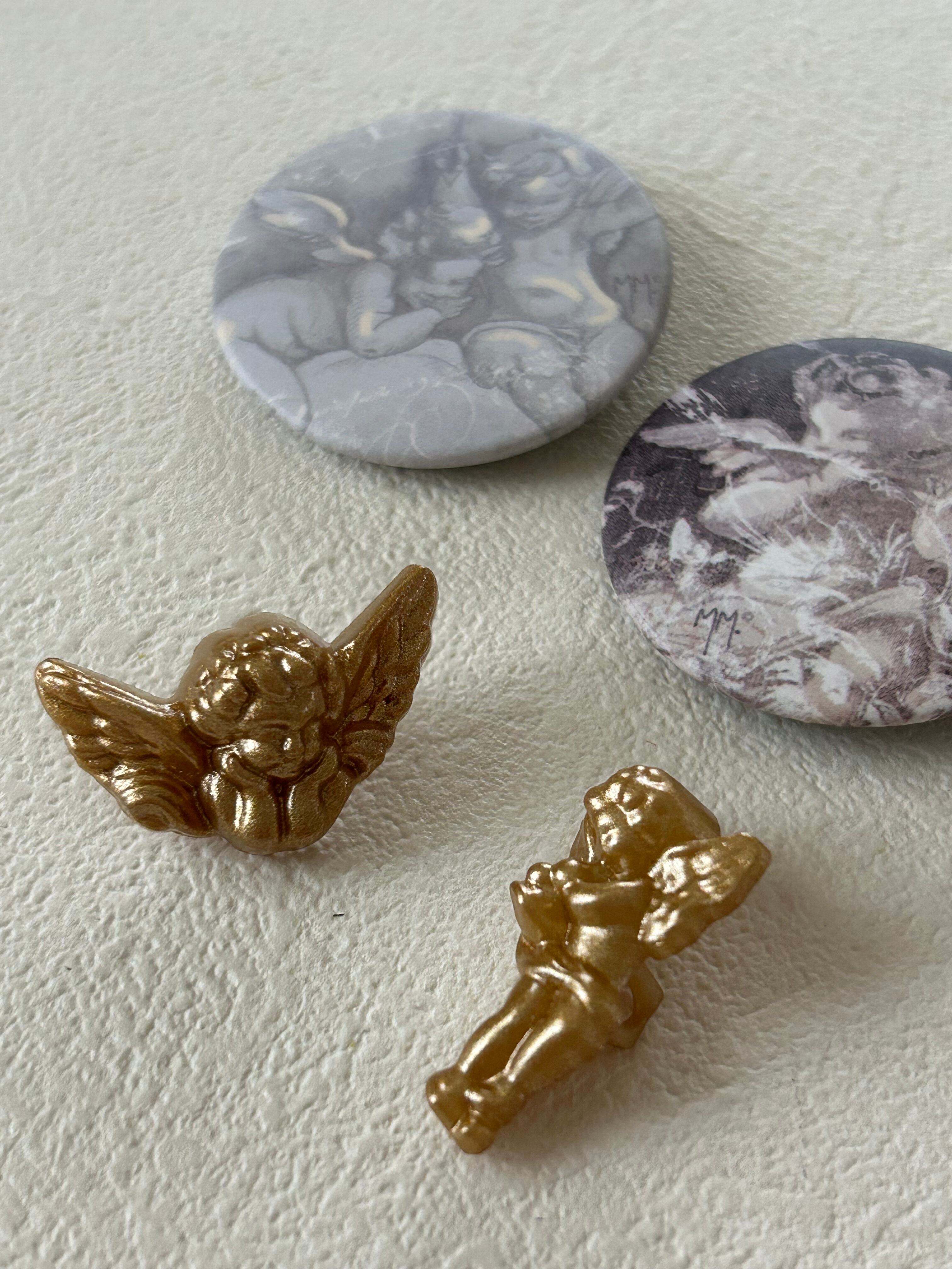 フランスの小さな天使のセット 天使のボタン マチルドM 天使柄缶バッジ ハンドメイド素材 ファッション小物 撮影小物