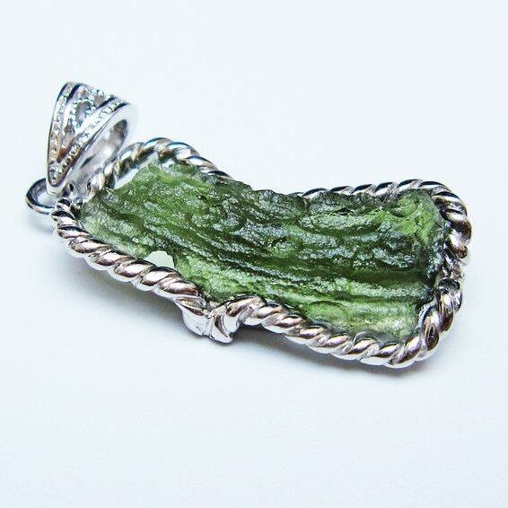 モルダバイト ペンダント モルダウ石 ペンダントトップ 原石 一点物 メール便可 [M便 1/20] 199-547