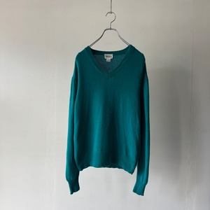 -Neiman Marcus- 100% cashmere vneck knit