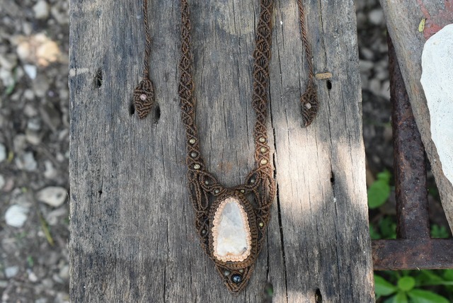 大きなクリスタル原石★マクラメ編みネックレスcry008