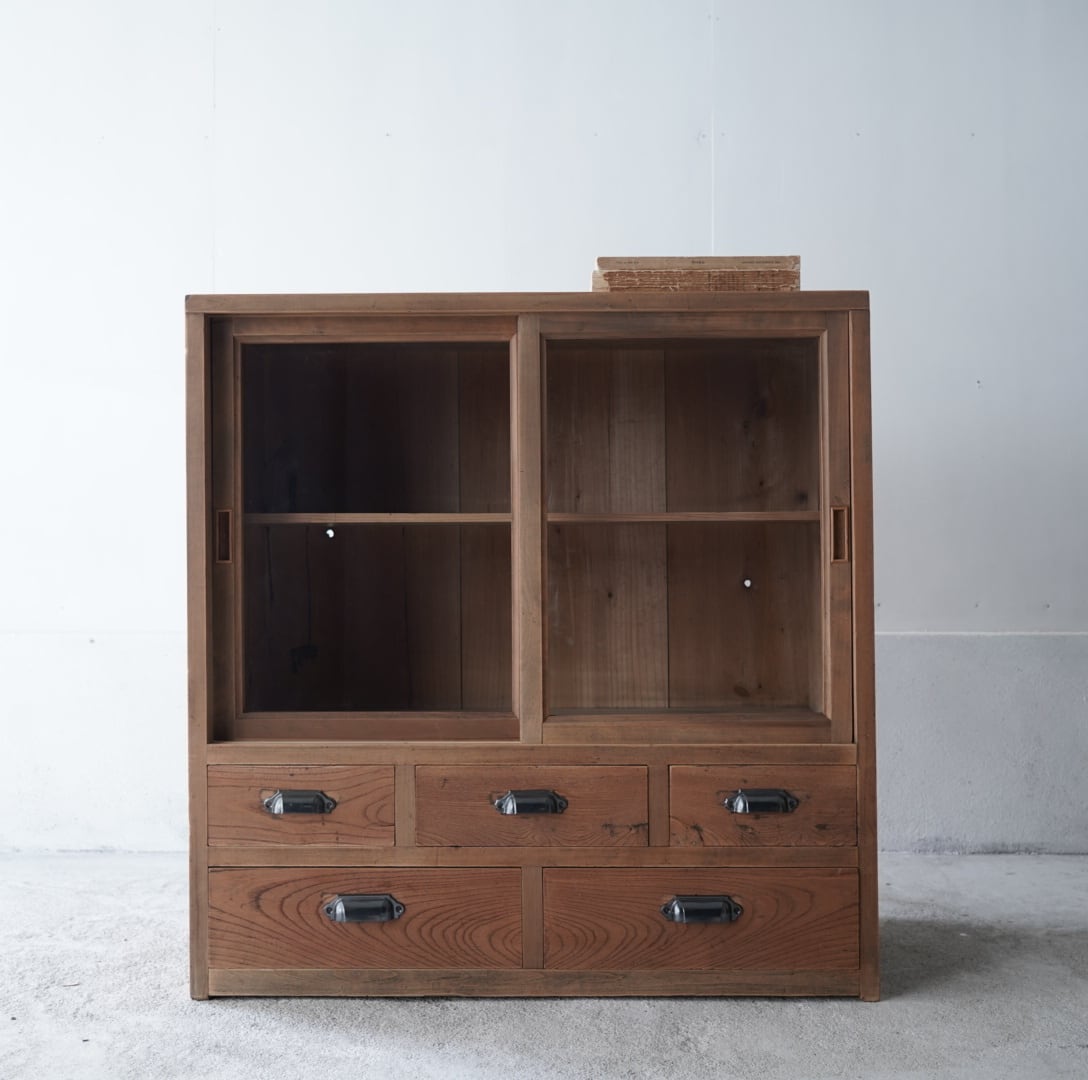 ガラス引き戸のキャビネット