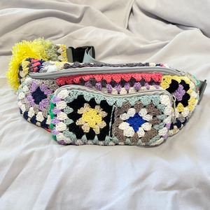 Hand-knitted colorful granny square motif waist bag　気まぐれグラニーのウェストバッグ　005