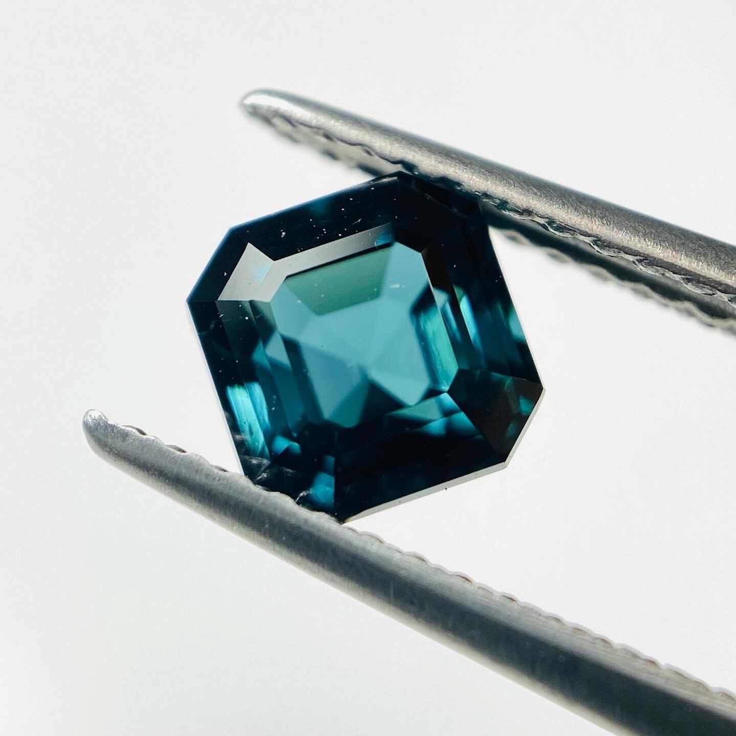 凛とした美しさ　インディゴカラーのトルマリン