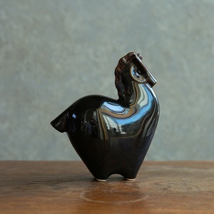 フォルムが美しい、艷やかな陶器の馬
