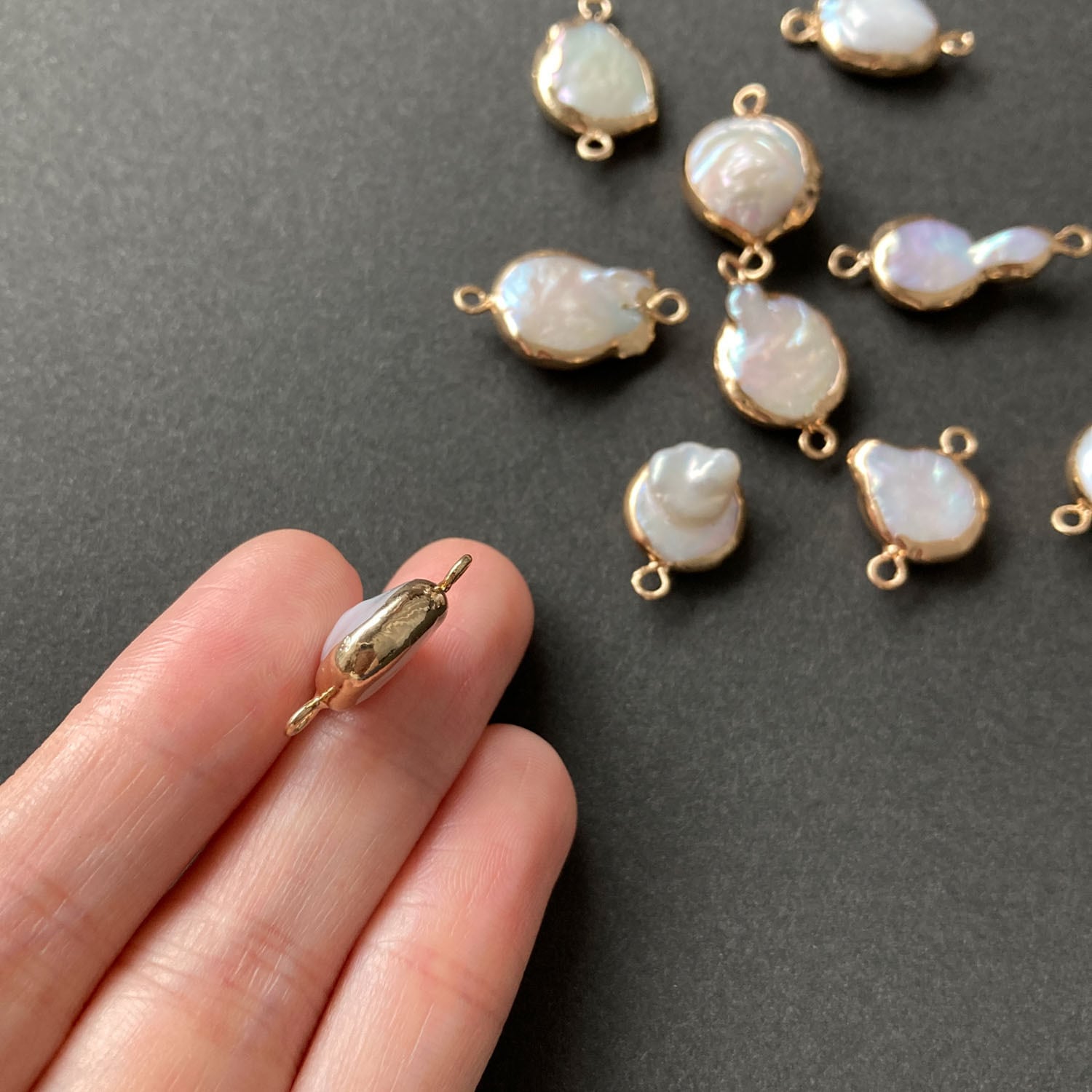 最終入荷〉ゴールド縁いびつ淡水パールチャーム | Dua-アクセサリー