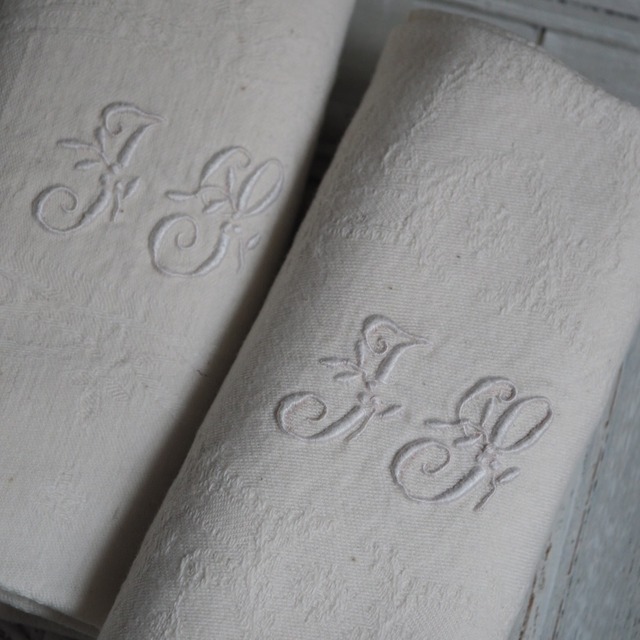 手刺繍リネン　モノグラム J T　エクリュ